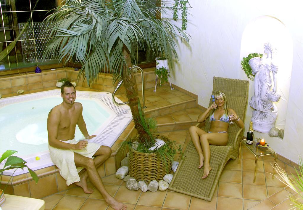 Hotel Gruener Baum Mit Restaurant & Wellness Oberzent Eksteriør billede